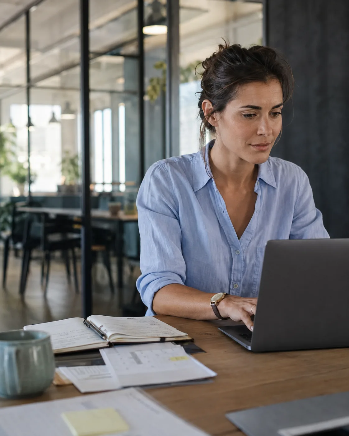 Personne concentrée au travail